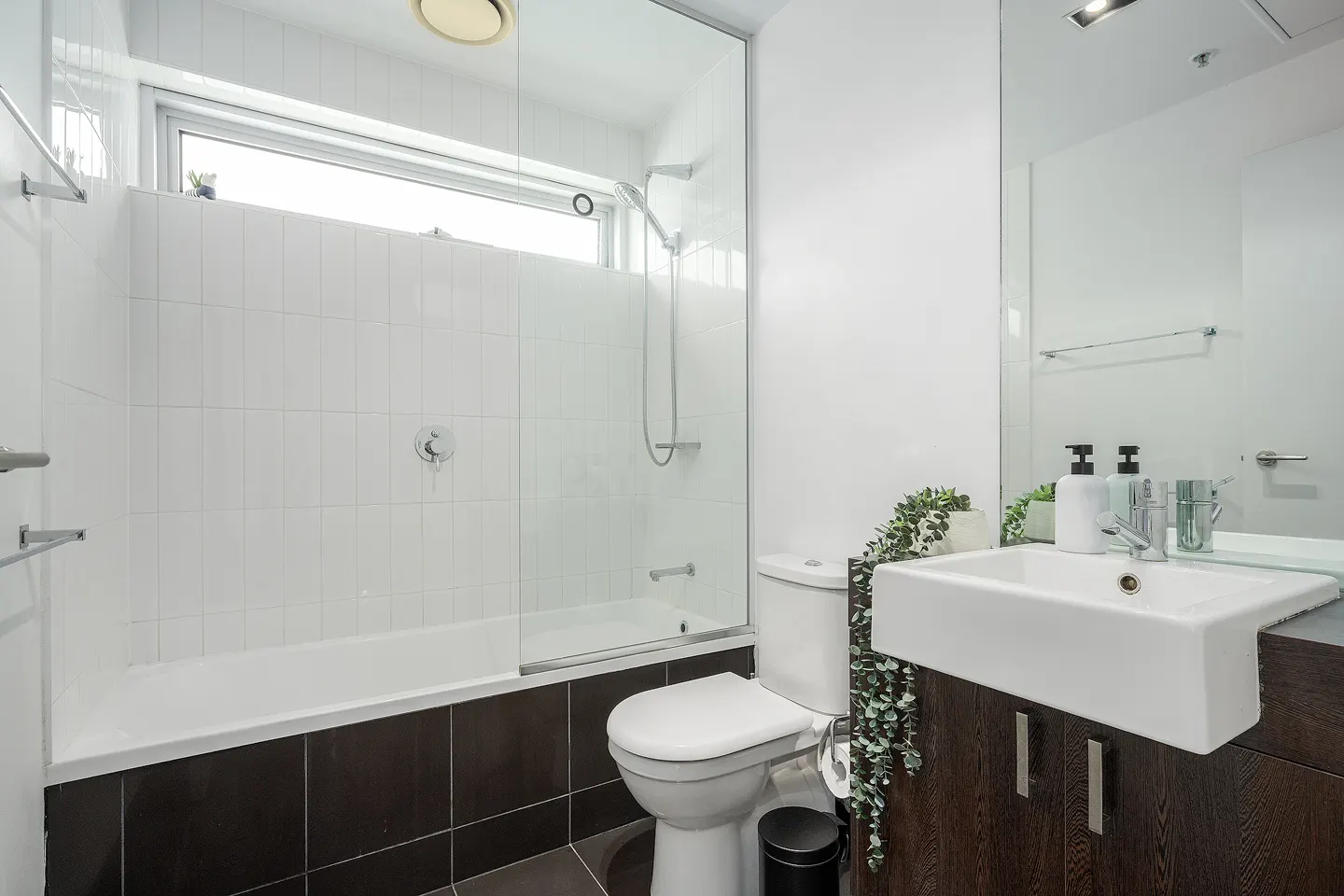 Spacious Queen Vic Market Apartment photo